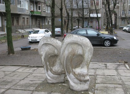 Есть на улице Данилевского в Харькове необычный памятник – статуя Ушей (ФОТО)