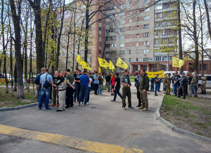 Активисты «Азова» окружили отель, где проходит съезд «Украинского выбора», и облили Лесика колой