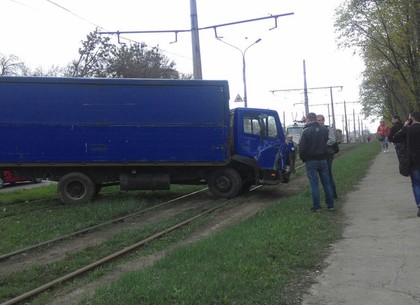На Клочковской фура протаранила столб и осталась на трамвайных рельсах (ФОТО)