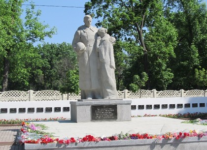 Вандалы разрисовали свастикой памятник у братской могилы на Новых Домах (ВИДЕО)