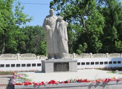 Харьковская полиция устанавливает обстоятельства повреждения памятника у братской могилы на Новых Домах