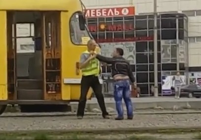 На Одесской мужчина бросался на водителя трамвая (ВИДЕО 18+)