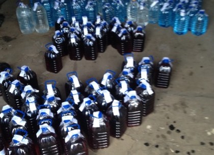 Харьковчане бодяжили спирт с водой и продавали тысячи литров «элитного» алкоголя