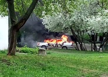 Возле школы на Салтовке пылал автомобиль (ФОТО)
