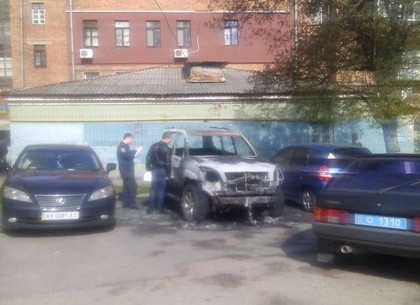 Внедорожник бывшего депутата сгорел в центре Харькова (ФОТО)