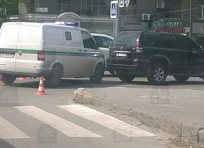 В Харькове попала в ДТП машина с инкассаторами