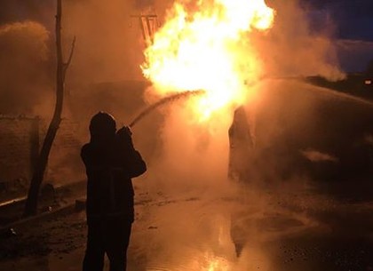 Масштабный пожар в Дергачах: спасатели несколько часов тушили емкости с горючим (ФОТО, ВИДЕО)