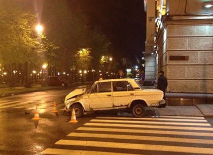 Перед Харьковским облуправлением полиции столкнулись автомобили (ФОТО)
