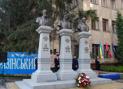 В университете Каразина открыли постамент харьковским лауреатам Нобелевской премии