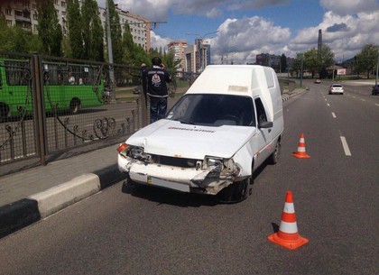 На проспекте Гагарина из-за лопнувшего колеса автомобиль снес забор (ФОТО)
