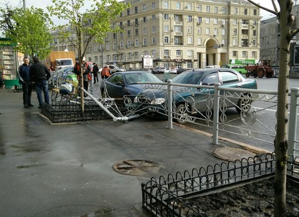Иномарки снесли ограждение напротив харьковской мэрии (ФОТО)