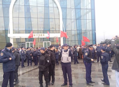 На площади Конституции - митинг под красными флагами (ФОТО)