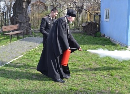 Спасатели учат священников пользоваться огнетушителями (ФОТО)
