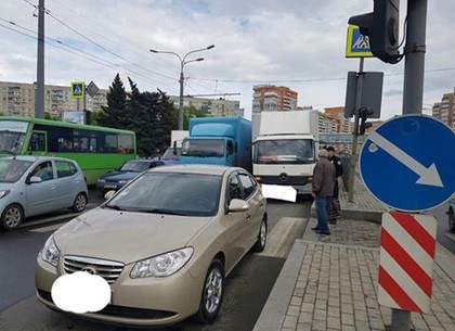 На проспекте Гагарина Mercedes «догнал» Hyundai