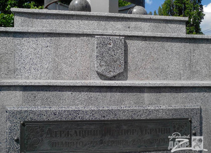 Неизвестные украли герб Украины с флагштока и звезду с братской могилы на проспекте Правды (ФОТО)