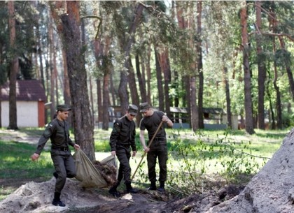 Харьковские курсанты-нацгвардейцы очищали лес от мусора (ФОТО)
