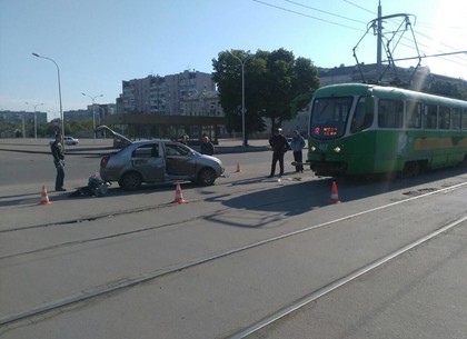 Возле «Металлиста» трамвай столкнулся с иномаркой (ФОТО)