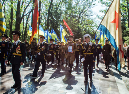 В Харькове возложили цветы к Мемориалу Славы