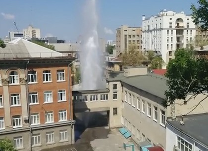 Из школы в центре Харькова бил фонтан высотой с пятиэтажку (ВИДЕО)