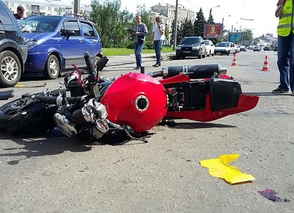 В центре Харькова под колеса мотоцикла угодила женщина-пешеход (ФОТО)