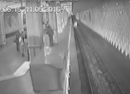 Опубликовано видео из метро, как женщина с детьми бросается под поезд