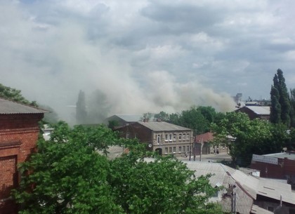В районе Москалевки – серьезный пожар: пылает склад, один человек погиб (ФОТО)