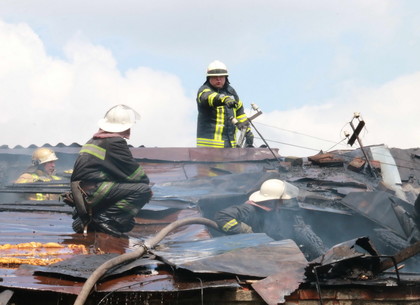 На пожаре на складах с противогазами погиб 20-летний сотрудник: еще одного человека госпитализировали (ФОТО, ВИДЕО)