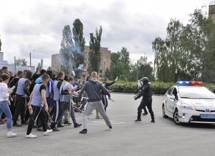 Как курсанты-копы готовятся к международному футбольному матчу в Харькове (ФОТО)