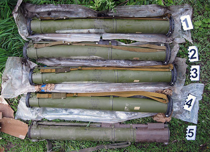 Тайник с пятью гранатометами нашли в лесу под Харьковом (ФОТО, ВИДЕО)