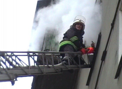 На пожаре в Липцах спасатели эвакуировали женщину из горящего дома