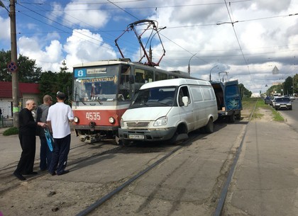 ДТП на Героев Сталинграда: трамвай врезался в заглохшую «Газель» (ФОТО)
