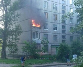 В многоэтажке на Салтовке произошел пожар из-за окурка (ФОТО)