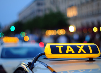 Копы приводили в чувство пьяного таксиста, который решил отдохнуть на перекрестке