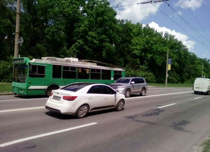 На Белгородском шоссе троллейбусная штанга упала на авто: пострадал водитель (ФОТО)