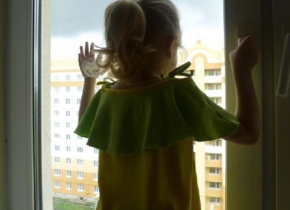 В Харькове девочка оперлась о москитную сетку и выпала из окна