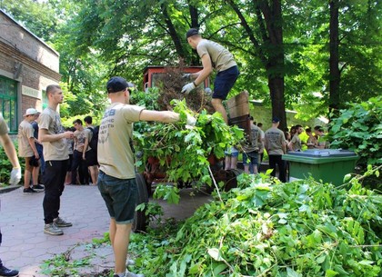 Активисты «Азова» убрали территорию зоопарка (ФОТО)