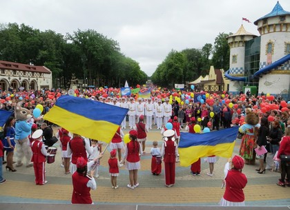 Массовый детский парад в парке Горького: Харьков установил новый рекорд