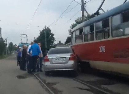 На Москалевке Chevrolet врезался в трамвай (ВИДЕО)