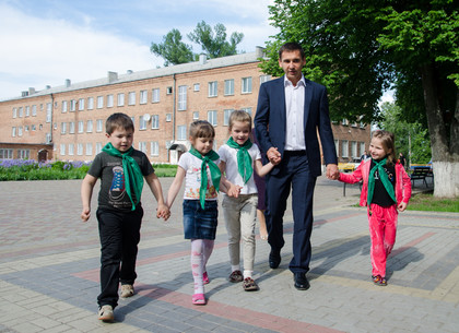 Депутаты «Відродження» провели день с детьми