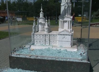 Стекло макета Успенского собора на площади Архитекторов разбил «гастролер» из Чугуева