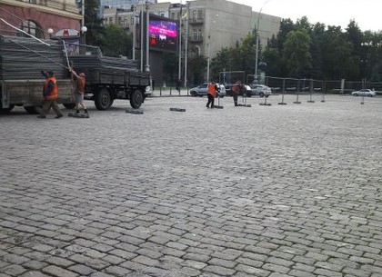На площади Свободы начинают монтировать фан-зону к «Евро-2016»