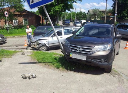 На Салтовке иномарка столкнулась с «ВАЗом» и протаранила дорожный знак (ФОТО)