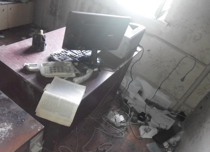 Закоротивший телефон устроил пожар в офисе под Харьковом (ФОТО)