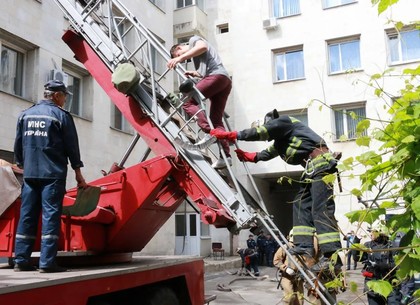 В академии физкультуры тушили пожар и спасали студентов из окна (ФОТО)