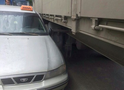 В Харькове грузовик прижал к бордюру такси (ФОТО)