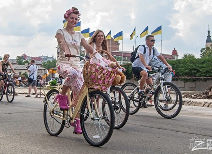 «Девочки в полосочку»: женский велопарад пройдет в Харькове