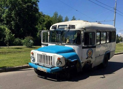 В районе «Металлиста» столкнулись ритуальный автобус и легковушка (ФОТО)