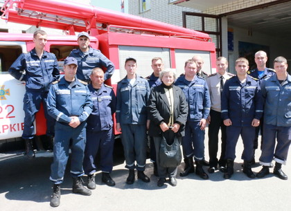 Пенсионерка пришла к пожарным, чтобы поблагодарить за спасенное жилье (ФОТО)