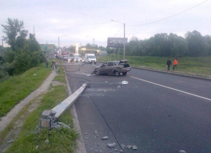 В Харькове таксист снес два столба, из-за подрезавшей его иномарки (ФОТО)