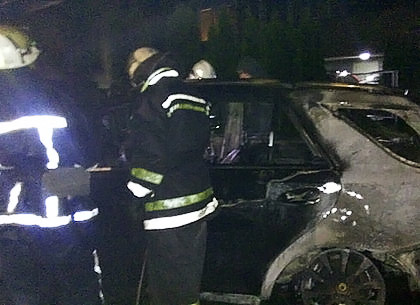 Ночью в Харькове подожгли две элитные иномарки (ФОТО)